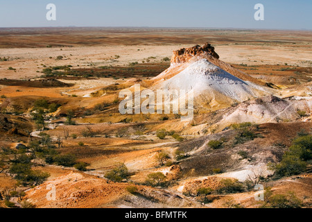 Australien, South Australia Coober Pedy. Ausreißversuche Reserve - eine geologische Formation der flache Hügel gekrönt und Steinwüste. Stockfoto