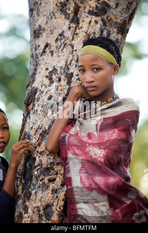 Namibia, Buschmannland. Eine junge Frau der San (Buschmänner) im Nhoqma Village (ausgesprochen / / Nhoq'ma) in der Nähe von Tsumkwe im Nordosten Namibias. Stockfoto