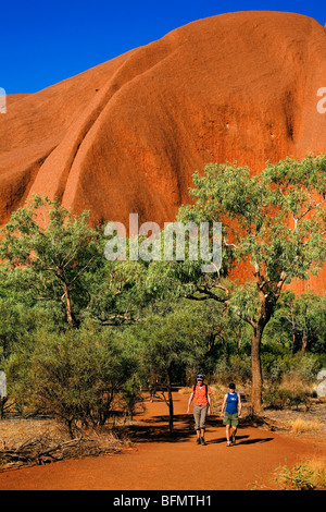 Australien, Northern Territory, Uluru-Kata Tjuta National Park.  Wanderer auf dem base Walk am Uluru (Ayers Rock).   (PR) (MR) Stockfoto