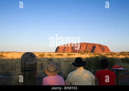 Australien, Northern Territory, Uluru-Kata Tjuta National Park.  Touristen genießen Sie den Sonnenuntergang am Uluru (Ayers Rock). (PR) Stockfoto