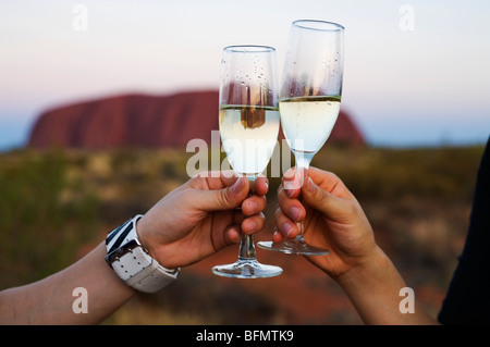 Australien, Northern Territory, Uluru-Kata Tjuta National Park.  Genießen ein Glas Wein am Uluru (Ayers Rock).  (PR) Stockfoto