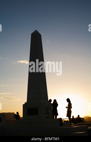 Australien, Northern Territory, Alice Springs.  Sonnenuntergang am Kriegerdenkmal auf Anzac Hill. Stockfoto
