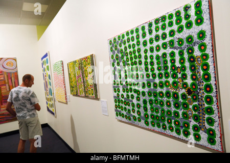 Australien, Northern Territory, Darwin.  Aborigine Kunstwerke im Museum und Kunstgalerie des Northern Territory. Stockfoto