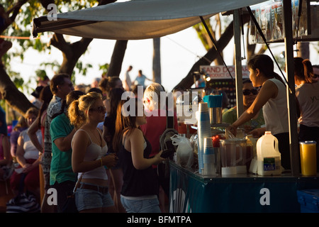 Australien, Northern Territory, Darwin.  Garküche am Mindil Beach Sunset Markets. Stockfoto