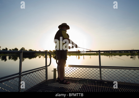 Australien, Northern Territory, Kakadu-Nationalpark, Cooinda. Fliege Fischen Barramundi am gelben Wasser Feuchtgebiete. (PR) Stockfoto