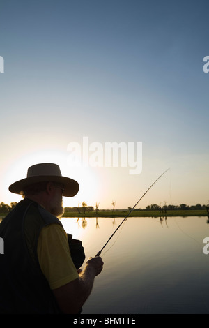 Australien, Northern Territory, Kakadu-Nationalpark, Cooinda. Fliege Fischen Barramundi am gelben Wasser Feuchtgebiete. (PR) Stockfoto