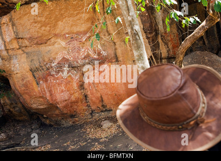 Australien, Northern Territory, Kakadu-Nationalpark.  Tourist am Nourlangie Aborigines Kunst Website. (PR) Stockfoto