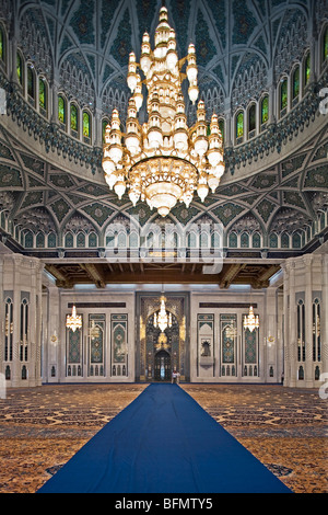 Oman, Masqat, Muscat, Ghubrah. Der weltweit größte Swarovski Cyrstal Kronleuchter in Sultan Qaboos Grand Mosque. Stockfoto