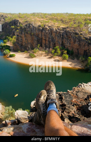 Australien, Northern Territory, Nitmiluk Nationalpark.  Wanderer mit Blick über Katherine Gorge entspannend. (MR) Stockfoto