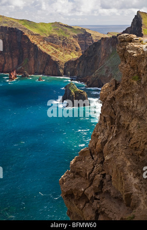 Portugal, Madeira, Canical, Ponta de Sao Laurenco, Überblick über die Klippen und Meer-Stacks am östlichsten Zipfel der Insel Stockfoto