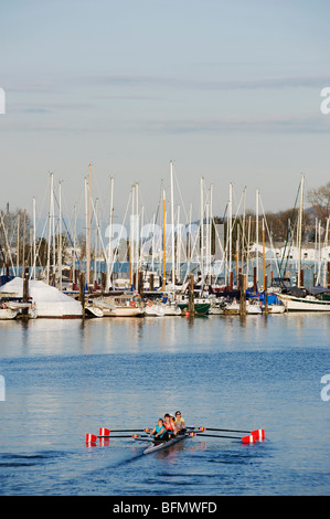Kanada, British Columbia, Vancouver, Rudern in Coal Harbour Stockfoto
