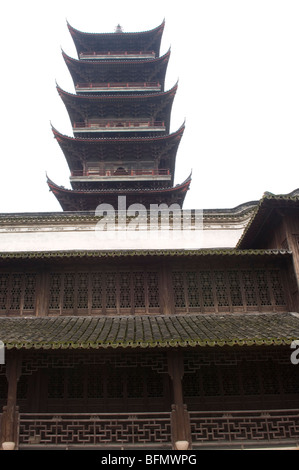 Der Weiße Lotus Turm gesehen von der Ruyi-Brücke in der alten Stadt Wuzhen. Zhejiang Provinz, China. Stockfoto