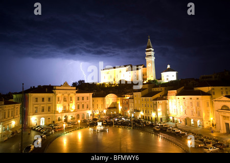 Slowenien, Piran. Eine nächtliche Aussicht auf Blitzschlag über St George Cathedral in der Stadt Piran Stockfoto