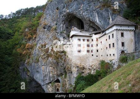 Slowenien, Burg Predjama. Ein Renaissance-Schloss, gebaut in einem Höhleneingang im Südwesten Sloweniens, in der Nähe von Postojna. Stockfoto