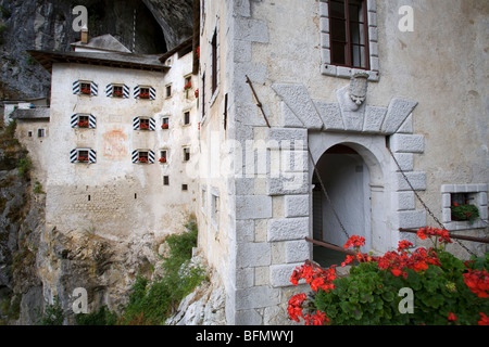 Slowenien, Burg Predjama. Ein Renaissance-Schloss, gebaut in einem Höhleneingang im Südwesten Sloweniens, in der Nähe von Postojna. Stockfoto