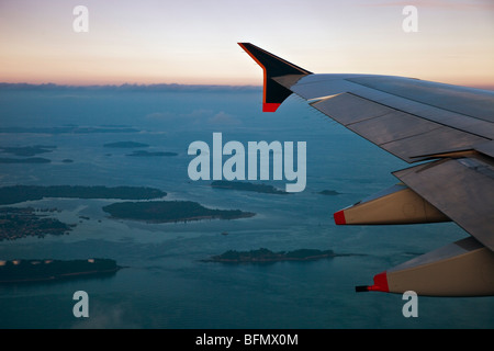 Singapur, Singapore Airlines Airbus A380 nähert sich Changi Airport mit Blick über den Hafen von Singapur und Handelsschifffahrt. Stockfoto