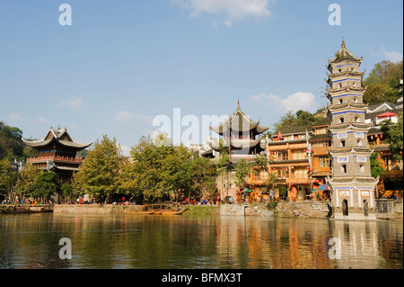 China, Provinz Hunan, Fenghuang, am Flussufer Häuser und Pagode Stockfoto