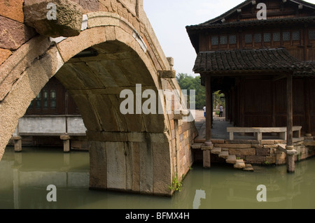 Bogenbrücke in der Wasserstadt Wuzhen.  Zhejiang Provinz, China. Stockfoto