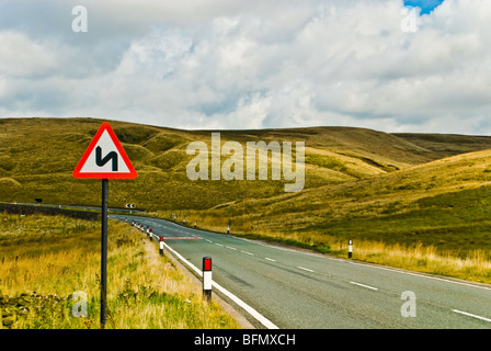 Doppelte Biegung Schild gegen die weißen Wolken an Lancashire/Yorkshire Grenze Stockfoto