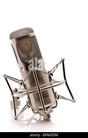 Ein Großmembran-Mikrofon und Spinne mit einer teilweisen Reflexion vor einem weißen Hintergrund Stockfoto