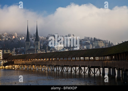 Schweiz, Luzern, Luzern, Gesamtansicht der Stadt Luzern mit der Reuss und der Kappelbrucke (Kapellbrücke) Stockfoto