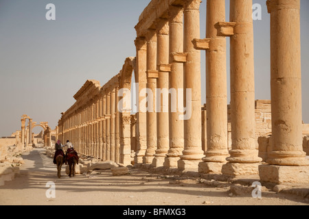 Syrien, Palmyra. Reiten unter den antiken Ruinen der Stadt der Königin Zenobia in Palmyra. Stockfoto