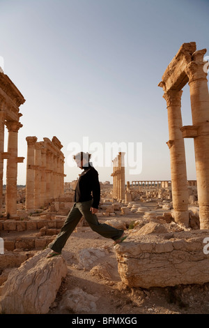 Syrien, Palmyra. Ein Tourist geht unter den antiken Ruinen der Stadt der Königin Zenobia in Palmyra. (MR) Stockfoto