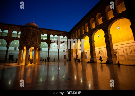 Syrien, Damaskus, Umayyaden-Moschee. Die Kuppel des Finanzministeriums steht am Abend beleuchtet. Stockfoto