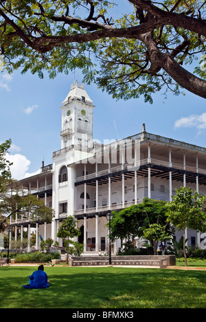 Tansania, Sansibar, Stonetown. Beit al-Ajaib oder House of Wonders, Zanzibars bekanntesten Gebäude. Von Sultan Barghash 1883 gebaut. Stockfoto