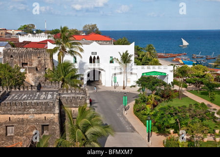 Tansania, Sansibar, Stonetown. Ein Blick vom House of Wonders entlang der Strandpromenade mit Ngome Kongwe (die omanischen Festung gebaut, C17th) Stockfoto