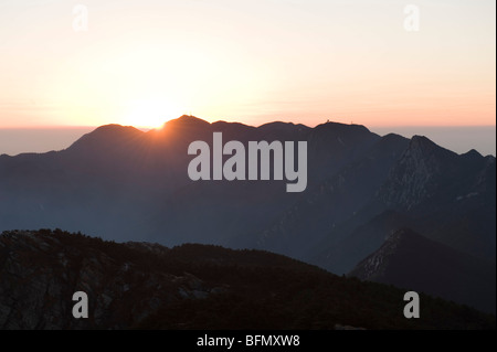 China, Provinz Jiangxi, Sonnenaufgang über Lushan-Berg, UNESCO-Weltkulturerbe Stockfoto