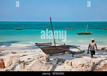 Tansania, Sansibar. Der Kokosnuss Palmen gesäumten Strand von Jambiani verfügt über eines der schönsten Strände im Südosten der Insel Sansibar. Stockfoto