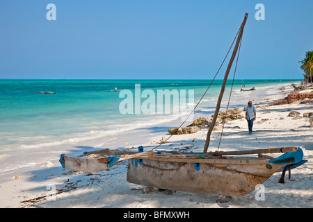 Tansania, Sansibar. Der Kokosnuss Palmen gesäumten Strand von Jambiani verfügt über eines der schönsten Strände im Südosten der Insel Sansibar. Stockfoto