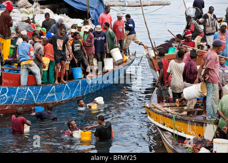 Tansania, Sansibar, Stonetown. Eine geschäftige Szene am Zanzibars Dhow Hafen wie Fisch von den Fischern aus ihr Boot direkt verkauft werden. Stockfoto