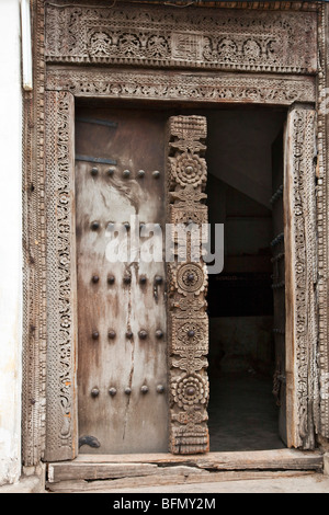 Tansania, Sansibar, Stonetown. Eine feine alte geschnitzte hölzerne Tür eines Hauses in Stone Town. Stockfoto