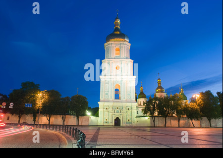 Ukraine, Kiew, St Sophias Cathedral, 1017-31 mit barocken Kuppeln und Bell tower, UNESCO-Weltkulturerbe (1990) Stockfoto
