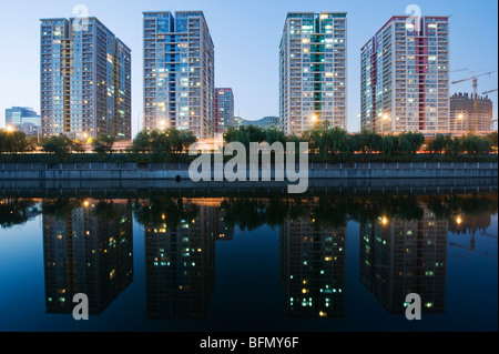 China, Peking, Chaoyang, Reflexion der Skyline der Stadt Stockfoto