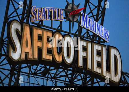 Vereinigte Staaten von Amerika, Washington, Seattle, Neon anmelden Safeco Field, der Heimat des Baseball-Teams von Seattle Mariners. Stockfoto