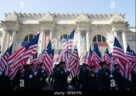 USA, Staat New York, New York City, Manhattan, amerikanische Flaggen, St. Patricks Day feiern auf der 5th Avenue Stockfoto