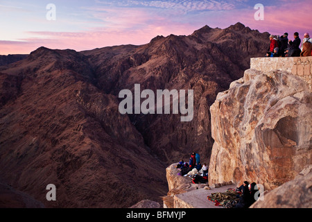 Ägypten, Janub SIna Uqrat Safah, Mount Sinai, Pilger Sonnenaufgang den von der Spitze des Berges Sinai Stockfoto