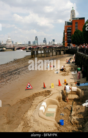 England, London. London Themse bei Ebbe mit dem Oxo Tower im Hintergrund. Stockfoto