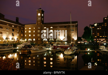 England, London. St. Katharine Dock, London in der Nacht. Stockfoto