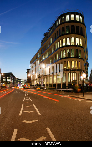 England, London. Londoner 30 Cannon Street in der Abenddämmerung. Stockfoto