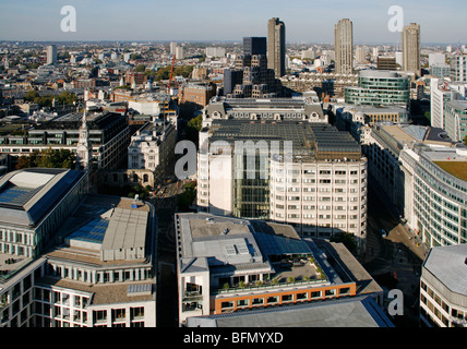 England, London. City of London gesehen von der Kuppel von St. Paul mit den Türmen der Barbican im Hintergrund zu sehen. Stockfoto