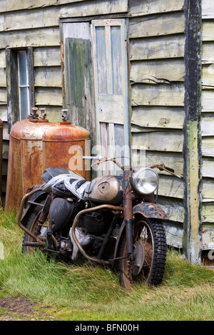 Falkland-Inseln; Kadaver-Insel. 1960er Jahre BSA Motorrad gestützt gegen eine hölzerne Nebengebäude von einer Schäferei. Stockfoto