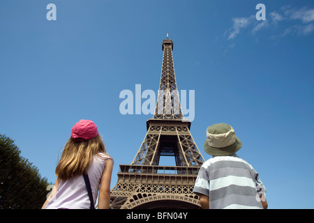 Paris, Frankreich. Ein Junge und ein Mädchen nach oben auf dem Eiffelturm. (MR) Stockfoto