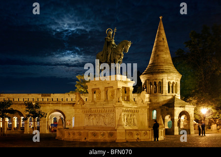 Ungarn, Budapest, Statue von König St. Stephan an der Fischerbastei. Stockfoto