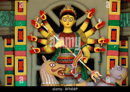 BPM 60883: Durga Puja; stilisierte Göttin Idol montiert auf Löwen töten Dämon Festival of India Stockfoto