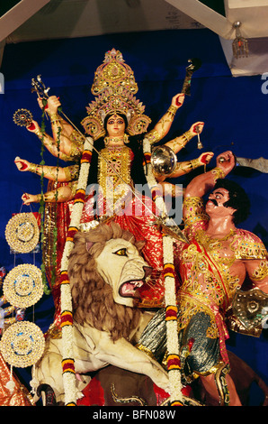 DBA 60890: Durga Puja Festival; Göttin Idol montiert auf Löwen töten Dämon; Calcutta; Westbengalen; Indien Stockfoto