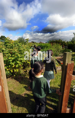 Kinder besuchen Zuteilungen von örtlichen Schulen, Bradford Stockfoto
